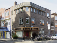 908811 Gezicht op het winkelhoekpand Jutfaseweg 68 te Utrecht, met rechts de Mijdrechtstraat.N.B. bouwjaar: ...